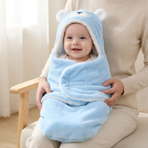 Gigoteuse bébé ourson bleu bébé assise et souriant