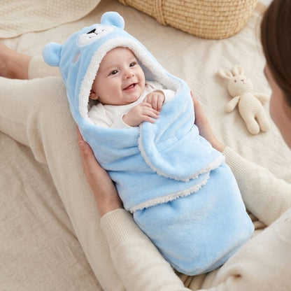 Gigoteuse bébé ourson bleu bébé souriant dans les bras