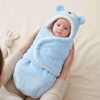 Gigoteuse bébé ourson bleu nouveau né dans les bras