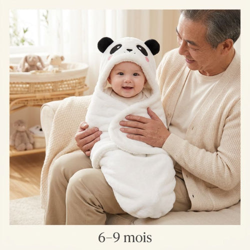 Gigoteuse bébé panda blanc portée par un adulte souriant