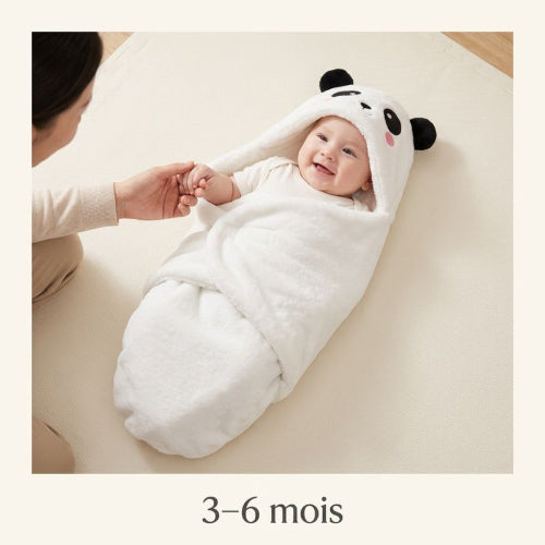 Gigoteuse bébé panda blanc sublimée par un joli sourire