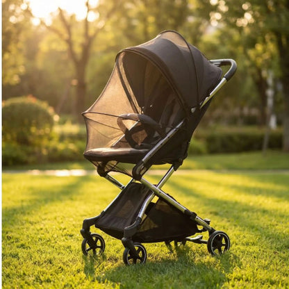 Moustiquaire poussette airyprotect noir dans un jardin
