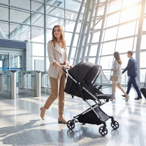 Moustiquaire poussette airyprotect noir une dame souriante en voyage