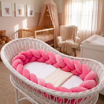 Tour de lit tresse scandinave rose dans un couffin