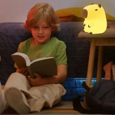 Veilleuse bébé capybara enfant lit son livre