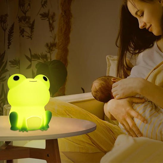 veilleuse bebe grenouille verte lumiere douce pour allaiter un nourrisson 