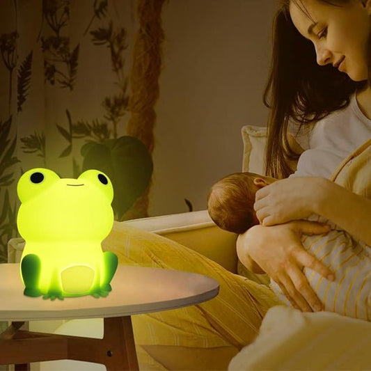 veilleuse bebe grenouille verte lumiere douce pour allaiter un nourrisson 
